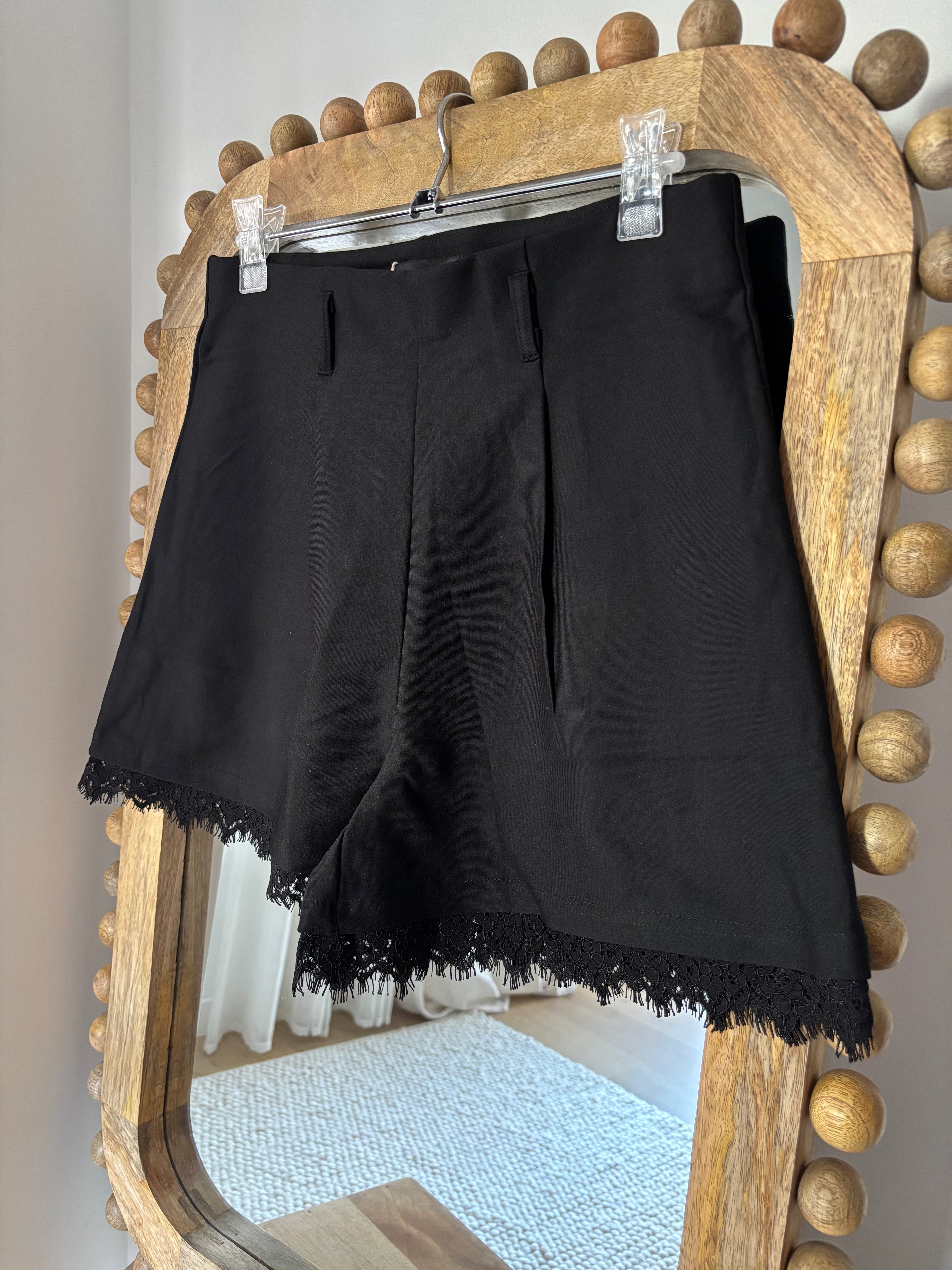 BERMUDAS NEGRO CON PUNTILLA