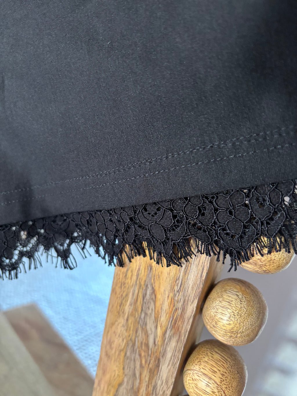 BERMUDAS NEGRO CON PUNTILLA