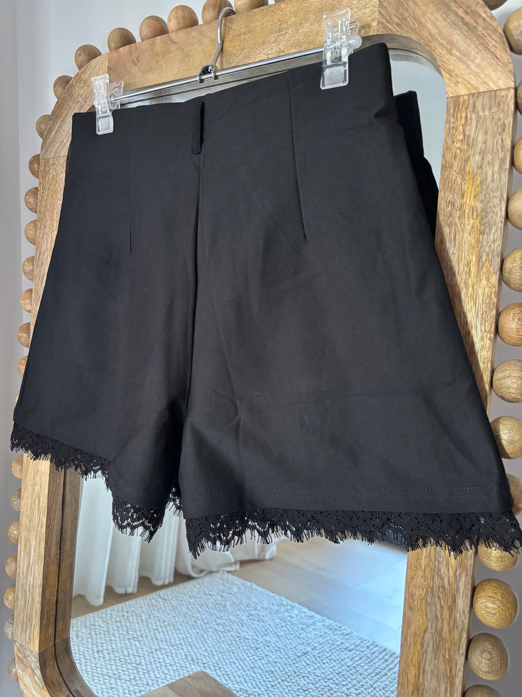 BERMUDAS NEGRO CON PUNTILLA