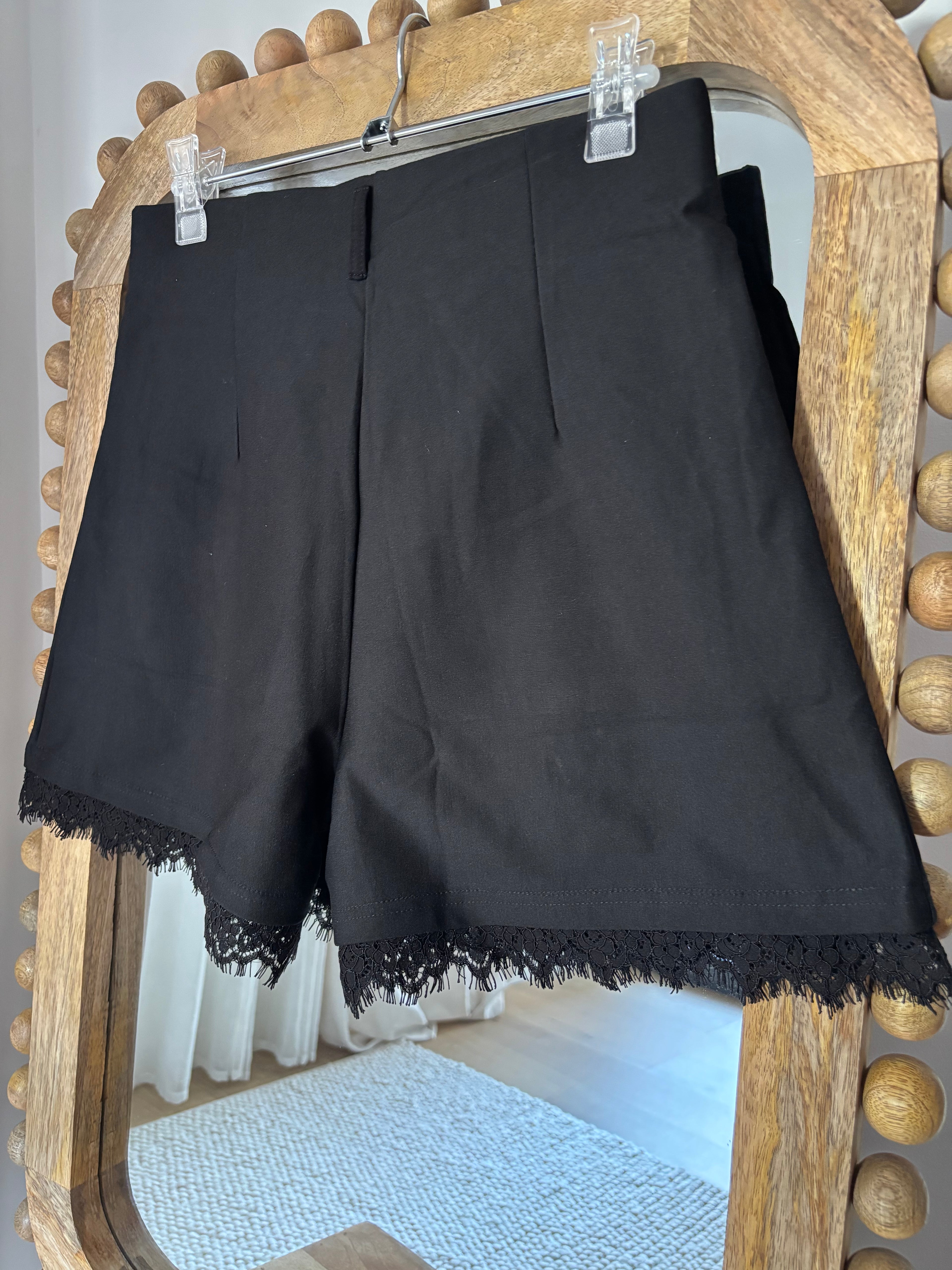 BERMUDAS NEGRO CON PUNTILLA
